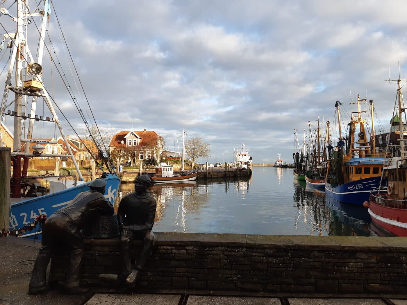 Krabbenkutter im Hafen Neuharlingersiel