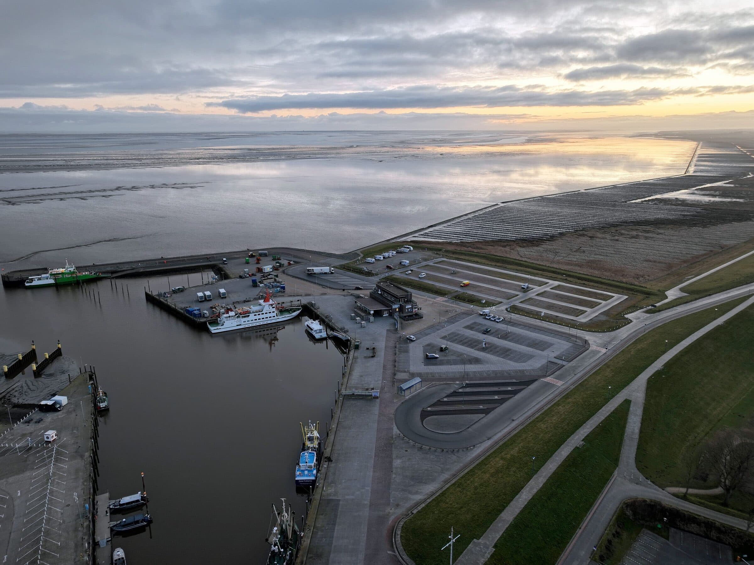 Luftaufnahme des Hafens Neuharlingersiel mit Binnen- und Außenhafen