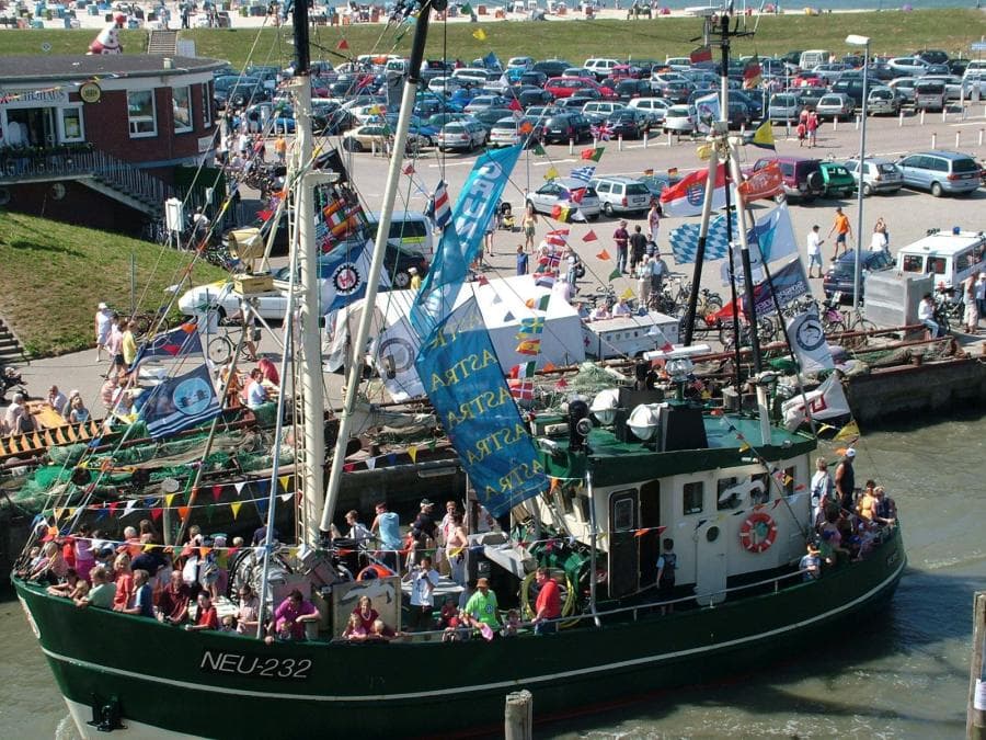 Krabbenkutter unter Segeln